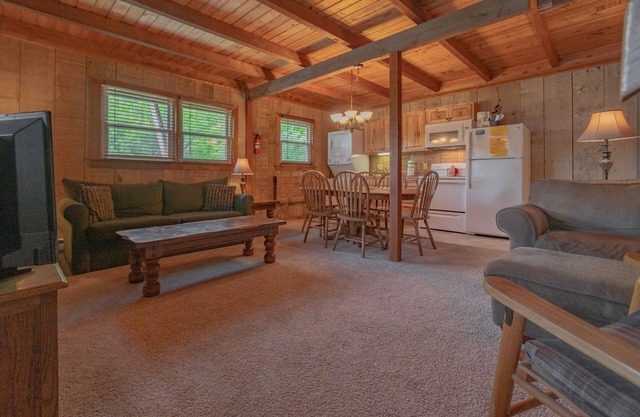 Cozy Cabin #13 - Sleeps 6 - Full kitchen + fireplace - between Boone & Blowing Rock NC