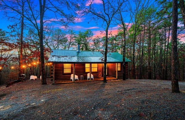 Cozy Cabin - 2x2 - Hot Tub - Pet Friendly
