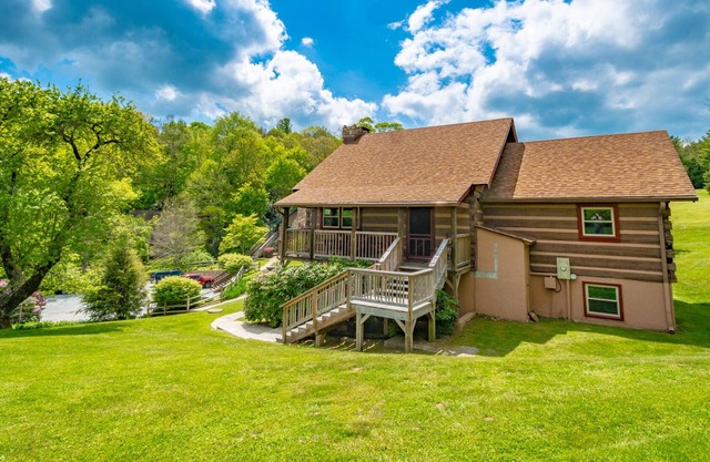 Cozy Cabin #3 - Sleeps 4 - Full kitchen + fireplace - between Boone & Blowing Rock NC