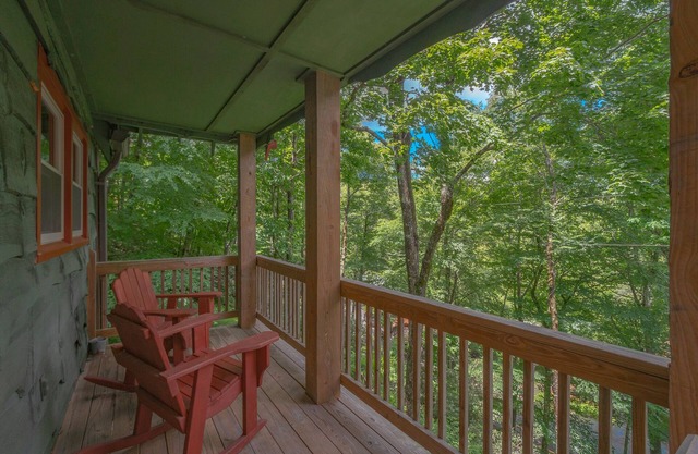 Cozy Cabin #42 - Sleeps 6 - Full kitchen + fireplace - between Boone & Blowing Rock NC