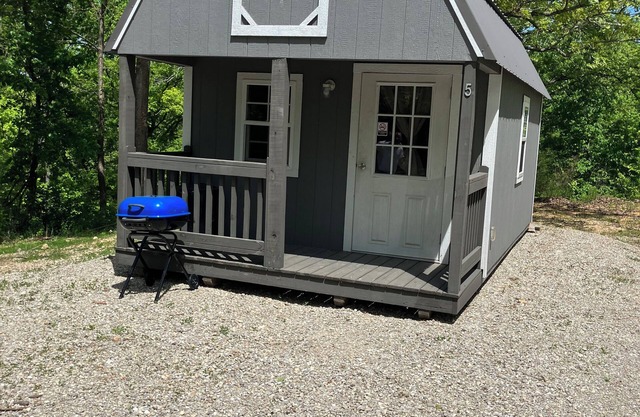 Cozy cabin #5 located 1 mile from Bennett Spring State Park