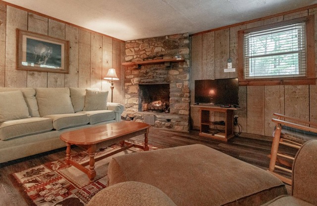 Cozy Cabin #8- Sleeps 4 - Full kitchen + fireplace - between Boone & Blowing Rock NC