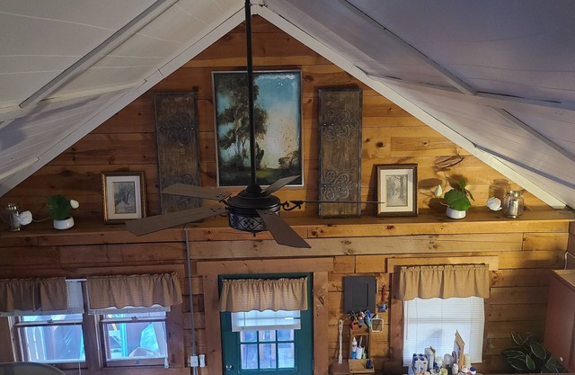 COZY CABIN AT PATOKA LAKE(in happy hollow)