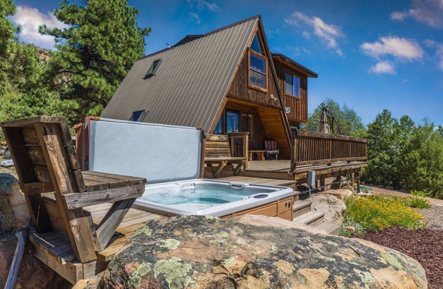 Cozy Cabin - Beautiful Views of the Surrounding Peaks - Hot Tub STR2024-062