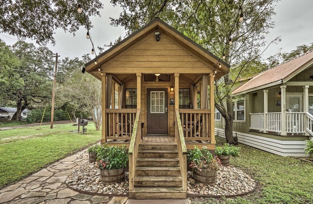 Cozy Cabin - by Austin & San Marcos River!