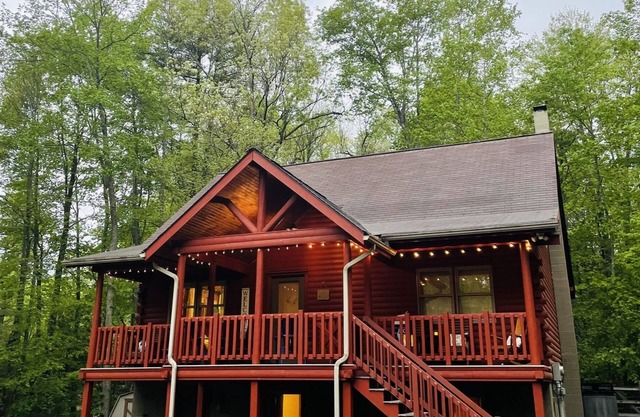 Cozy Cabin, close to Wisp w Firepit, Pool Table, Pets!