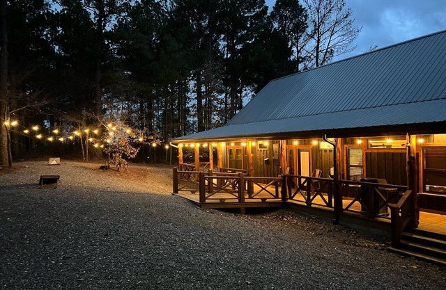 Cozy Cabin for Summer Entertaining, Private Trail, Pet Friendly, Close to shops!