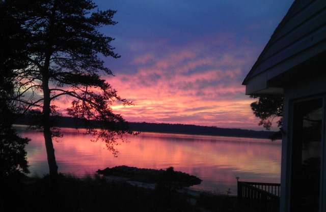 Cozy Cabin Getaway with Beautiful Sunsets on York River, minutes from Yorktown