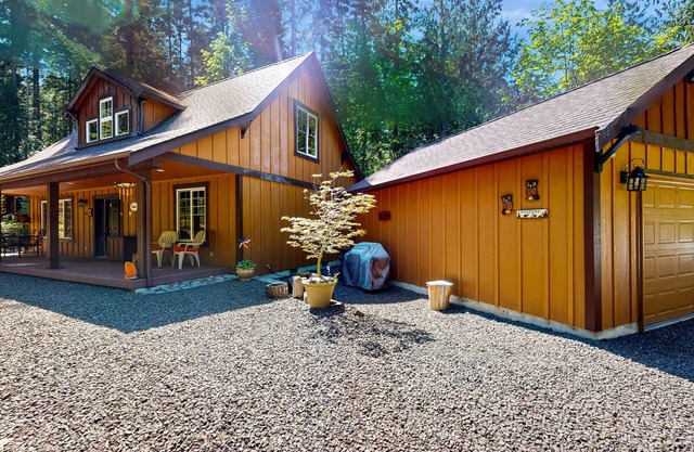 Cozy cabin getaway with firepit, patio, gas grill, and private park access