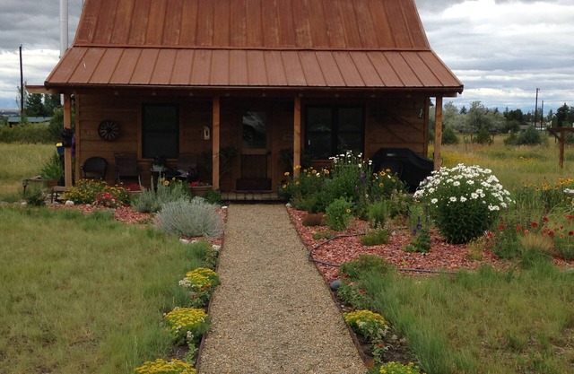 Cozy cabin in a beautiful mountain valley close to hiking, golf, airport, skiing