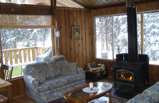 Cozy Cabin In Nimpo Lake on Dean River