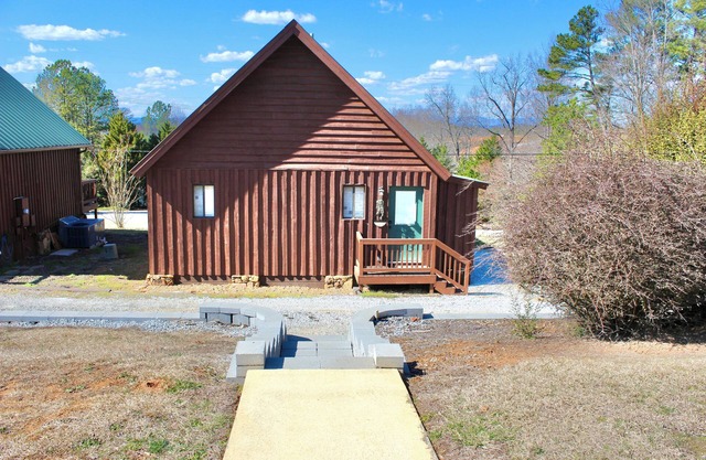 Cozy cabin in pleasant Six Mile with onsite Pool and Lake Access nearby!
