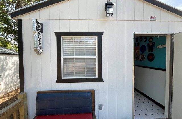 Cozy cabin in soothing Thackerville with AC, WiFi 1 mile and 1/4 from WINN STAR.