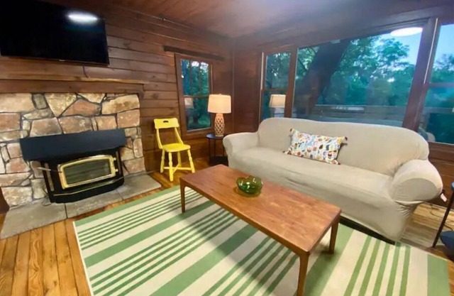 Cozy Cabin in the Woods Near Berea