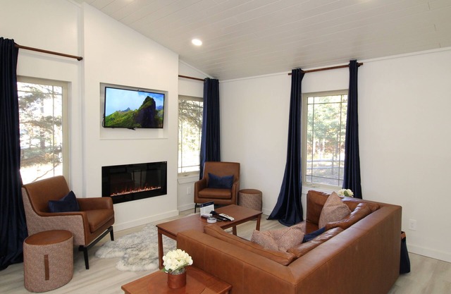 Cozy cabin, king bed, fire pit, A/C, remodeled
