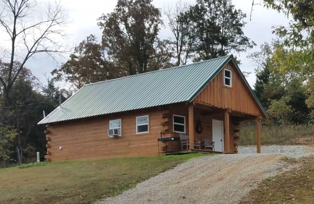 Cozy cabin retreat close to kayaking and hiking trails.