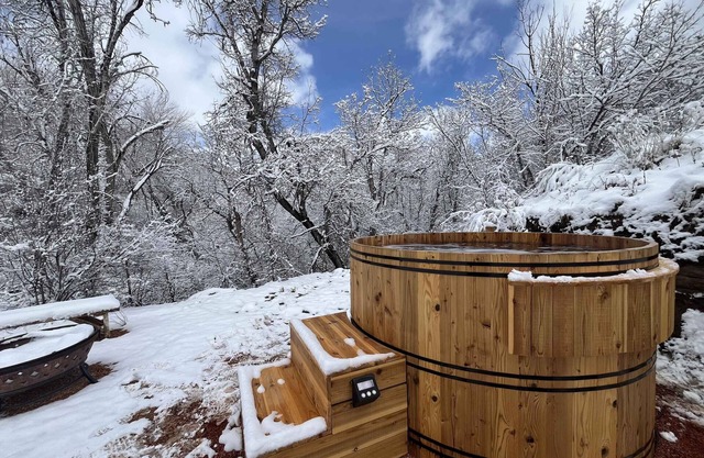 Cozy Cabin Retreat Near Zion & Bryce Canyon National Parks, Hot Tub & Stargazing