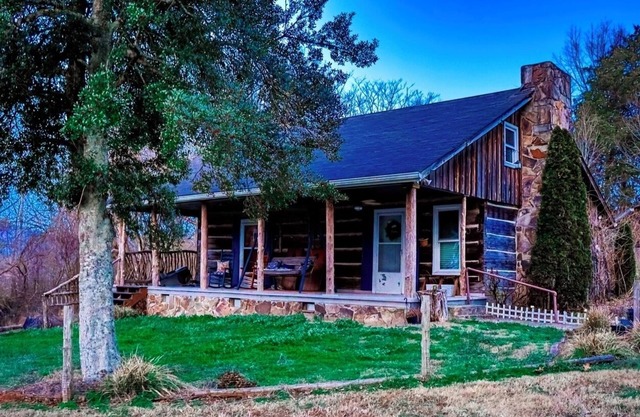 Cozy Cabin settled in the Foothills of the Cumberland Plateau. Hike,Kayak,fish