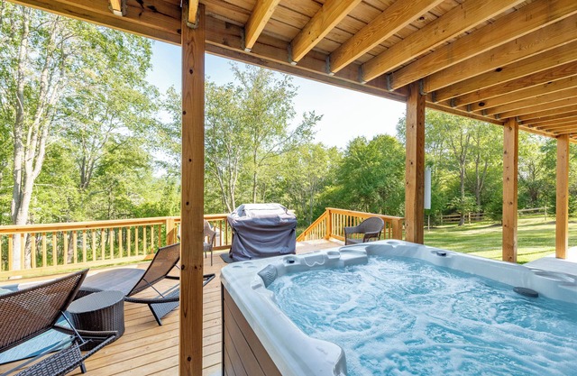 Cozy Cabin w/Arcade, Deck & Fire Pit