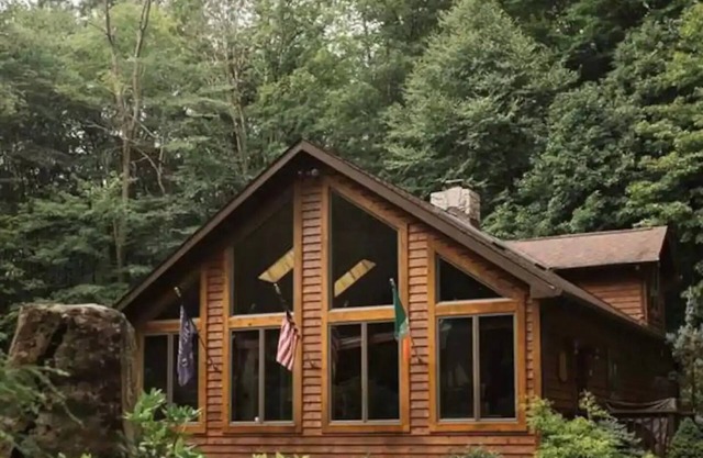 Cozy Cabin w/Hot Tub & Indoor Fireplace