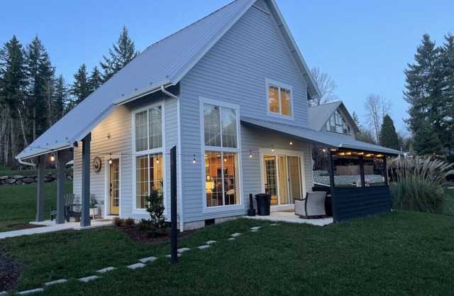 Cozy Cabin Walk to lake Hot tub Bikes Kayaks Grill