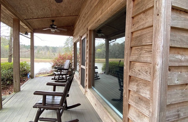 Cozy cabin with 1 bedroom, Lakefront views in tranquil Terry!