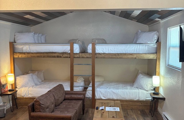 Cozy cabin with AC and WiFi in charming Warsaw near Truman Lake, MO