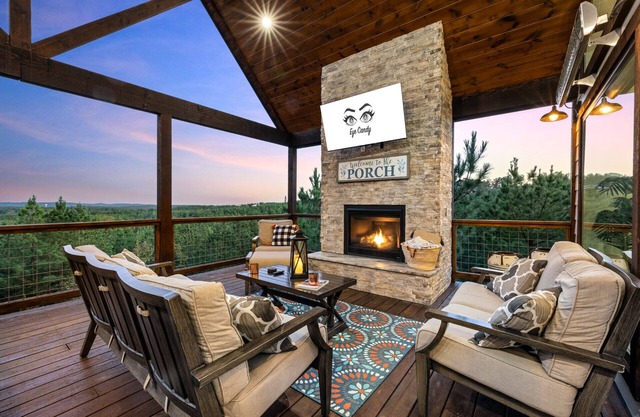 Cozy cabin with amazing views, fire pit, hot tub, great location, pet friendly