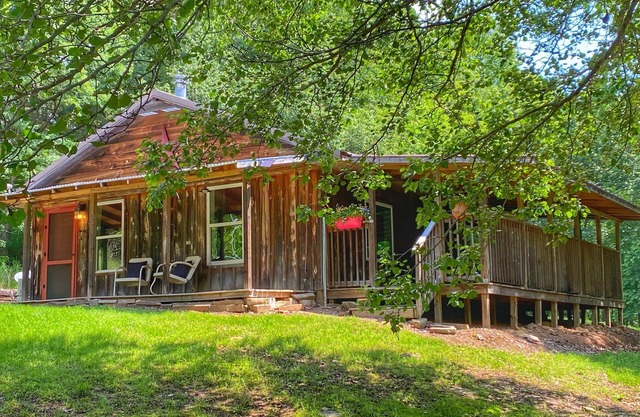 Cozy Cabin with an amazing deck and beautiful views of Lake Fort Smith!