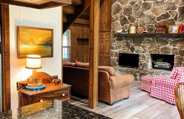 Cozy cabin with beautiful sunsets. Less than hour to 5 state parks. King Bed.