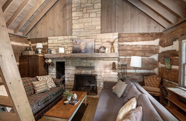 Cozy Cabin with fireplace, hot tub & hiking trails