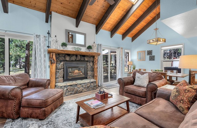 Cozy Cabin with Hot Tub, SHARC Passes, Large Deck, Double Living Rooms!