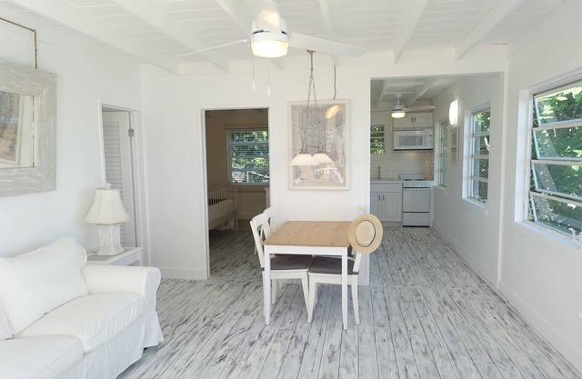 Cozy caribean Cottage, steps from the Beach