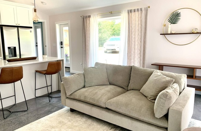 Cozy Carriage House in Downtown Forest City!