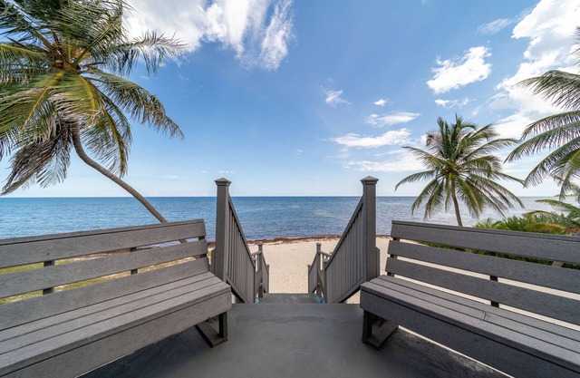 Cozy Cayman Beach Front Cottage - Emerald Sea House , 2 Bdrm 2 bath