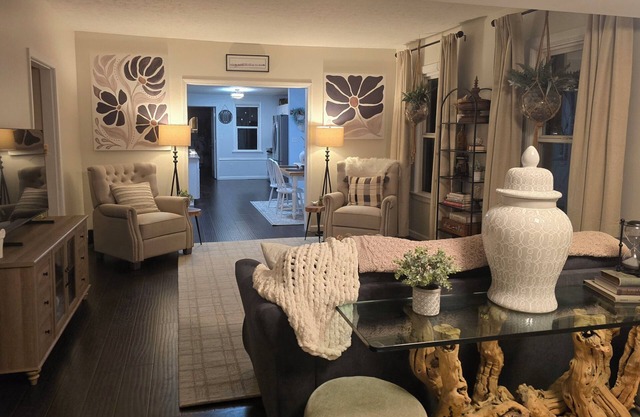 Cozy Centrally Located Gem-King, Hot Tub, Pets OK, Shops & 15 Mins to Lake Erie