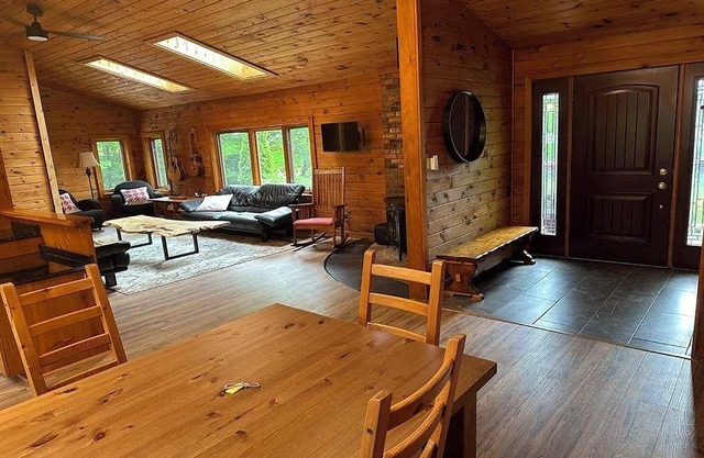 Cozy chalet, minutes from Blue Mountain, wood-burning stove, fully renovated.
