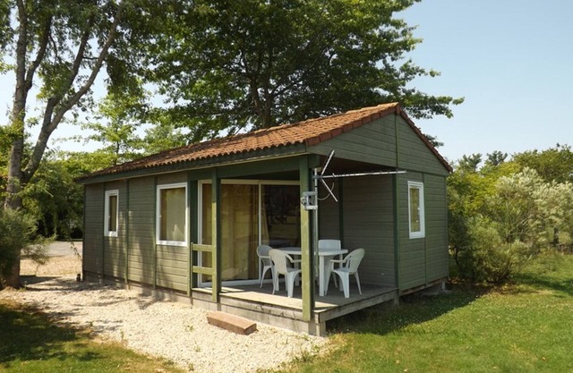 Cozy Chalet for 4 with Free Pool Access, Terrace, Pet-Friendly, near Maurs, France