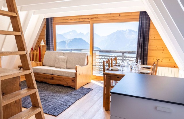 Cozy chalet in Huez with terrace and WiFi