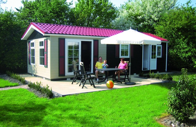 Cozy chalet surrounded by greenery near the Banjaard beach