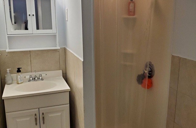 Cozy, Charming and Private Guest House Near JFK, LIRR, NYC!