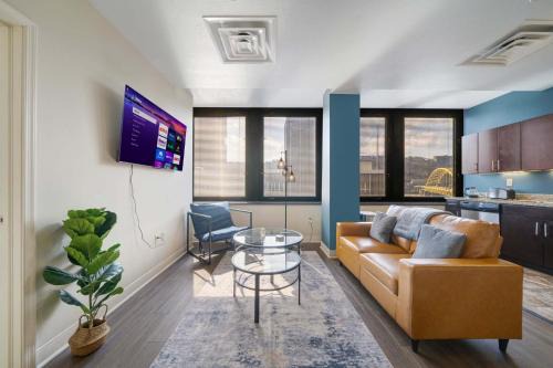 Cozy Chic HEART OF PITTSBURGH 7th Floor 24-7 Gym Lounge Roku