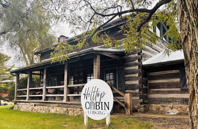 Cozy, chic & historic 3-bedroom cabin in trendy Goshen, 40 mins from Notre Dame!