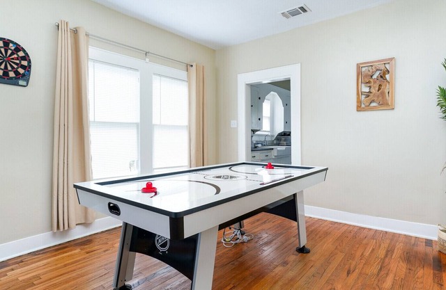 Cozy City Escape Air Hockey Ping Pong Backyard w/Grill Outdoor Games Netflix Downtown