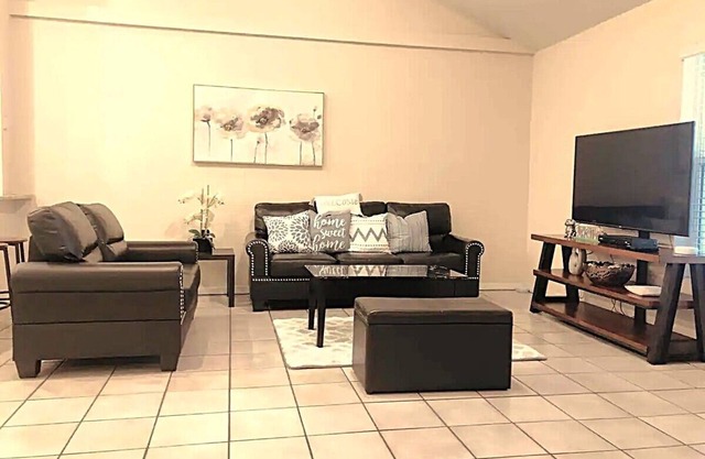 Cozy! Clean 4 Bedroom Villas in Wellington