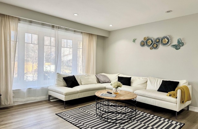 Cozy & clean, Eastlake Oakville 3 bed 2.5 bath