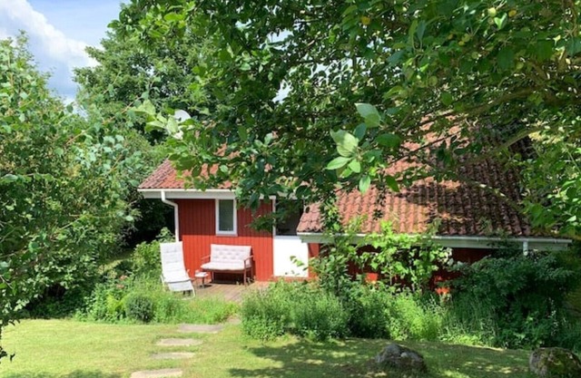 Cozy cottage with fireplace and large garden