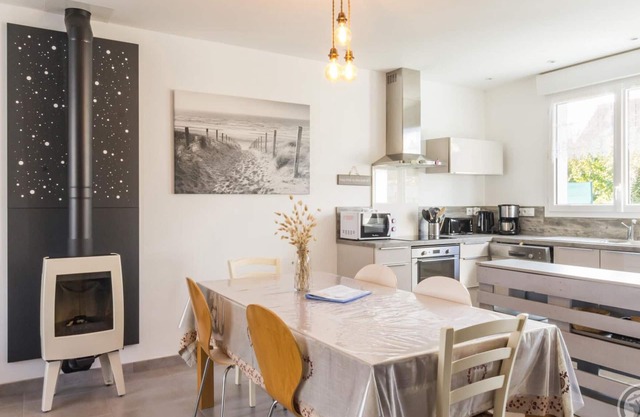 Cozy Coastal House with Garden, 200m from Barneville-Carteret Beach, Family Friendly