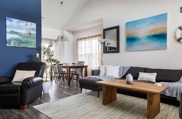 Cozy Coastal Cottage - 3 BR/Fenced in Back Yard