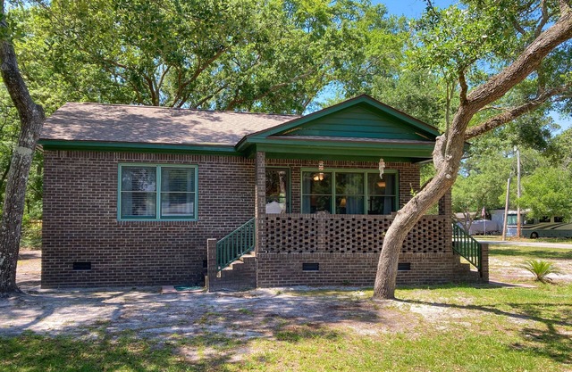 Cozy coastal home with a porch, washer/dryer, and central AC - prime location